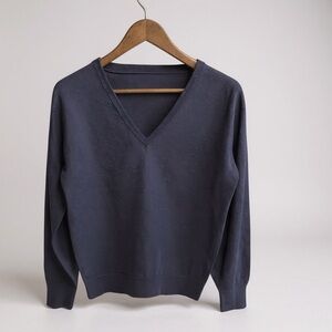 Vintage Finely Woven Light Weight Wool V-Neck Sweater in Navy